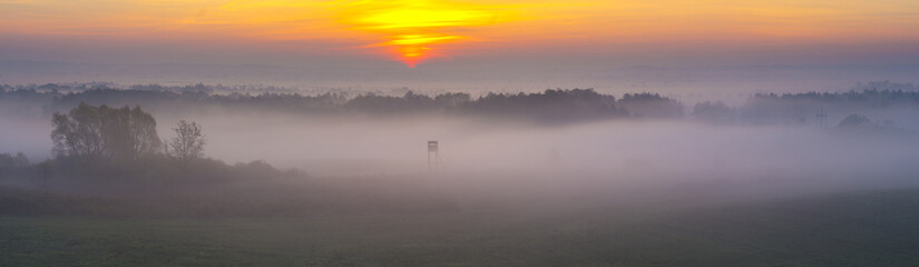 Tour de chasse dans le brouillard du matin, panorama