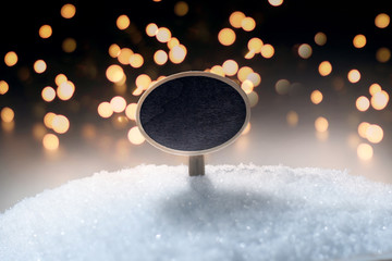 Schild im Schnee mit Weihnachtlicher Stimmung