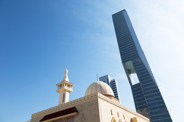 Fototapeta na wymiar Mosque and Skyscraper in Kuwait