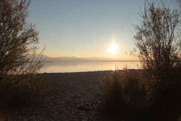 Chiemsee mit Sonne und Berge im Herbst - Sonnenuntergang