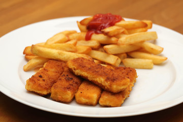 Fischstäbchen mit Pommes frites