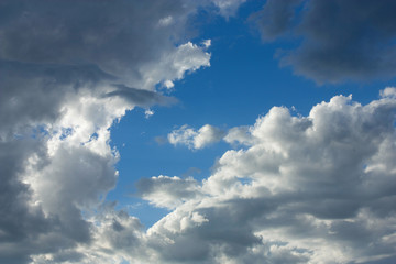 Trouée de ciel bleu au milieu des nuages