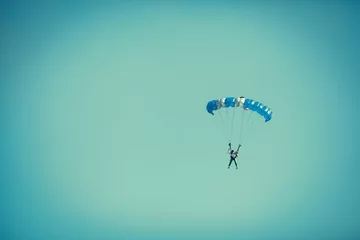 Crédence de cuisine en verre imprimé Sports aériens Parachutiste Sur Parachute Coloré Dans Un Ciel Clair Ensoleillé.