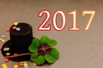 Ein Zylinder, Konfetti und Glücksklee für Silvester 2017