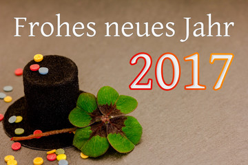 Ein Zylinder, Konfetti und Glücksklee für Silvester 2017
