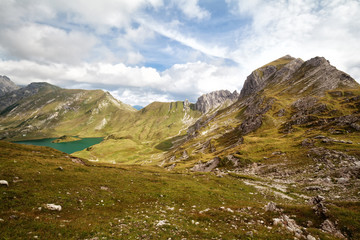 Obraz premium alpine lake surrounded with rocks