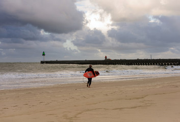 Obraz premium surfeur le soir au coucher du soleil