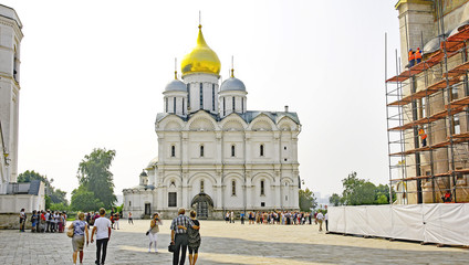 Iglesias y jardines en el interior de el Kemlin, Moscú, Rusia