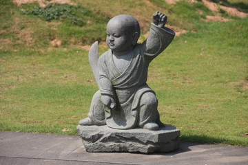 Fototapeta na wymiar petite sculpture au temple Dongshan