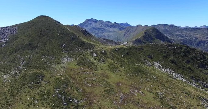 Sorvolo montagne - Natura incontaminata - Aerial view 4k