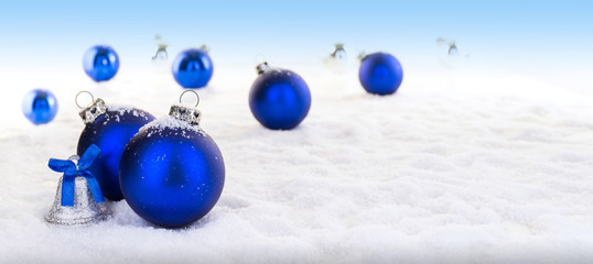 Weihnachtskugeln und ein Weihnachtsglöckchen  im Schnee, Panorama