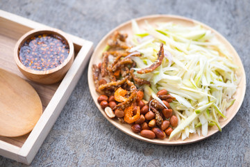 Ingredient, cooking of spicy mango salad