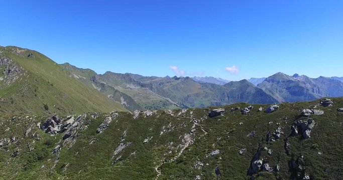 Sorvolo montagne con drone - Vista aerea 4k