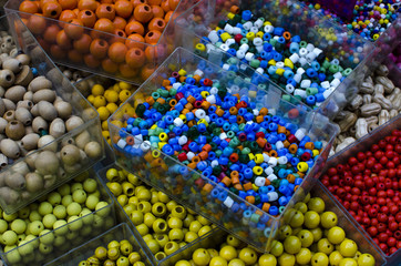 perles de différentes tailles et couleurs dans des boites verte bleue jaune rouge