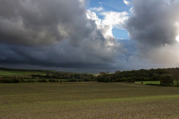 Fototapeta na wymiar ciel d'orage sur la campagne
