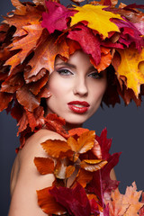 Obraz na płótnie Canvas Woman with leafs on head in autumn concept.