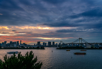 Obraz premium Tokyo bay and Rainbow Bridge in Odaiba at dusk