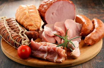 Gartenposter Fleischprodukte einschließlich Schinken und Wurst © monticellllo