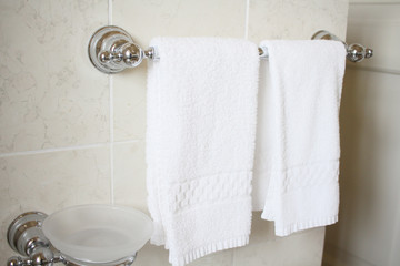weiße Handtücher im Badezimmer
