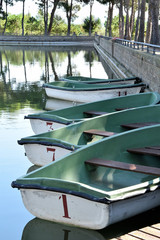 Barcas de alquiler. Barcas reposando en el estanque a la espera de ser alquiladas.
