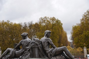 ESTATUA FRENTE AL PARQUE EN LONDRES