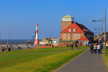 Bremerhaven, die Strandhalle an der Weser. Links der Willy-Brandt-Platz mit dem Leuchtturm. Oktober...