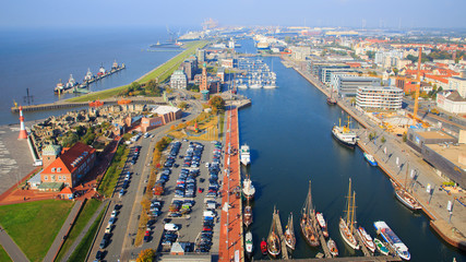 Blick auf Bremerhaven von der Aussichtsplattform Sail City. Mittig Neuer Hafen, links der Zoo und...