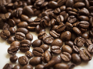 Kaffeebohnen auf einem Tisch