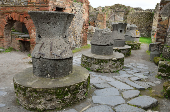 Bakery restored in the ancient Pompeii