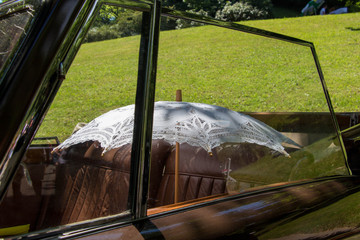 Sonnenschirm im Oldtimer - Immer ein schattiges Plätzchen dabei
