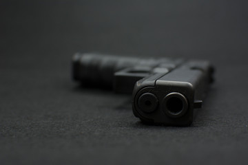 Waffe auf schwarzem Hintergrund