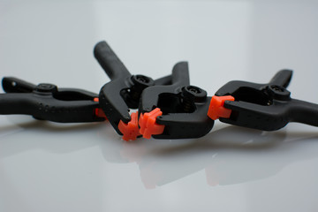 Naklejka premium Klemmen auf weissem Hintergrund