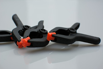 Naklejka premium Klemmen auf weissem Hintergrund