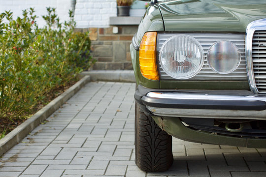 Deutsche Youngtimer Limousine der Siebzigerjahre und Achtzigerjahre mit Doppelscheinwerfer in J&auml;gergr&uuml;n