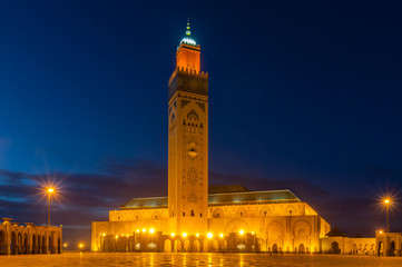 Die Hassan-II.-Moschee in Casablanca bei Nacht  Marokko © majonit