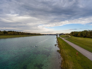 Fototapeta premium Luftbild Drohnenflug über See mit Ruderer