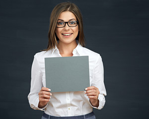 Naklejka premium smiling business woman holding blank sign board.