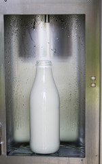frisch gezapfte Milch an der Milchtankstelle