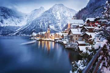 Naklejka premium Zimowy widok na Hallstatt, tradycyjną austriacką wioskę z drewna, światowego dziedzictwa kulturowego UNESCO.