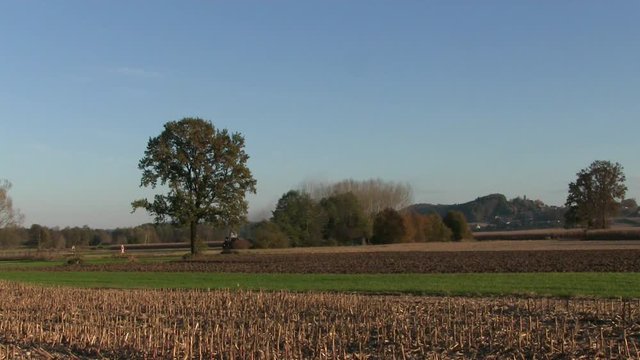 Nostalgiebahn in der Steiermark im flachen Sonnenlicht