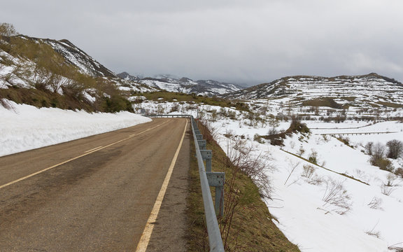 Carretera de Monta&ntilde;a en  Paisaje Nevado