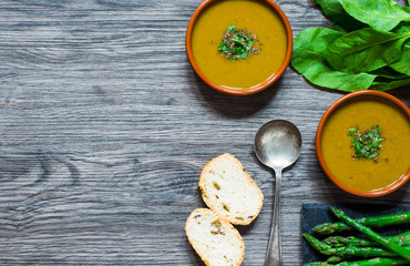 Spinach cream soup with asparagus,