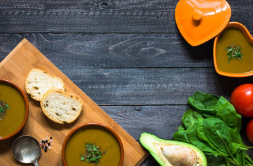 Spinach cream soup with asparagus,