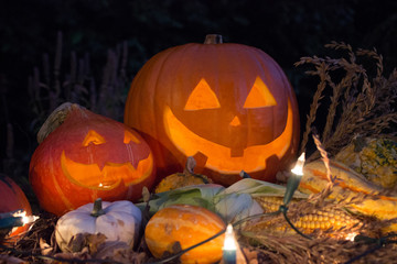 Fototapeta premium Herbstliche Kürbisse mit Lichtern und Gemüse