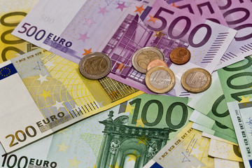 Geld: Tausende Euros am Tisch - Geldscheine und Münzen