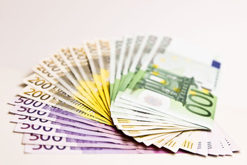Geld: Tausende Euros am Tisch - Geldscheine und Münzen