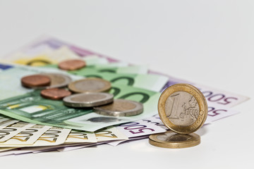 Geld: Tausende Euros am Tisch - Geldscheine und M&uuml;nzen