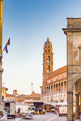 Obraz premium weekly market in the town main square
