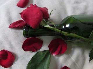 A rosa sobre a garrafa.