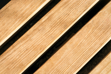 Textura de madera de una banca al natural, diagonal, vista superior, líneas de luz y sombra